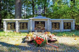 Cmentarz Wojenny "Pod Trzema Dębami"